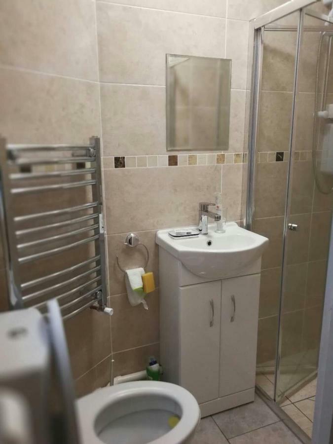 Rest Room Near To Heathrow Airport Ashford  Extérieur photo